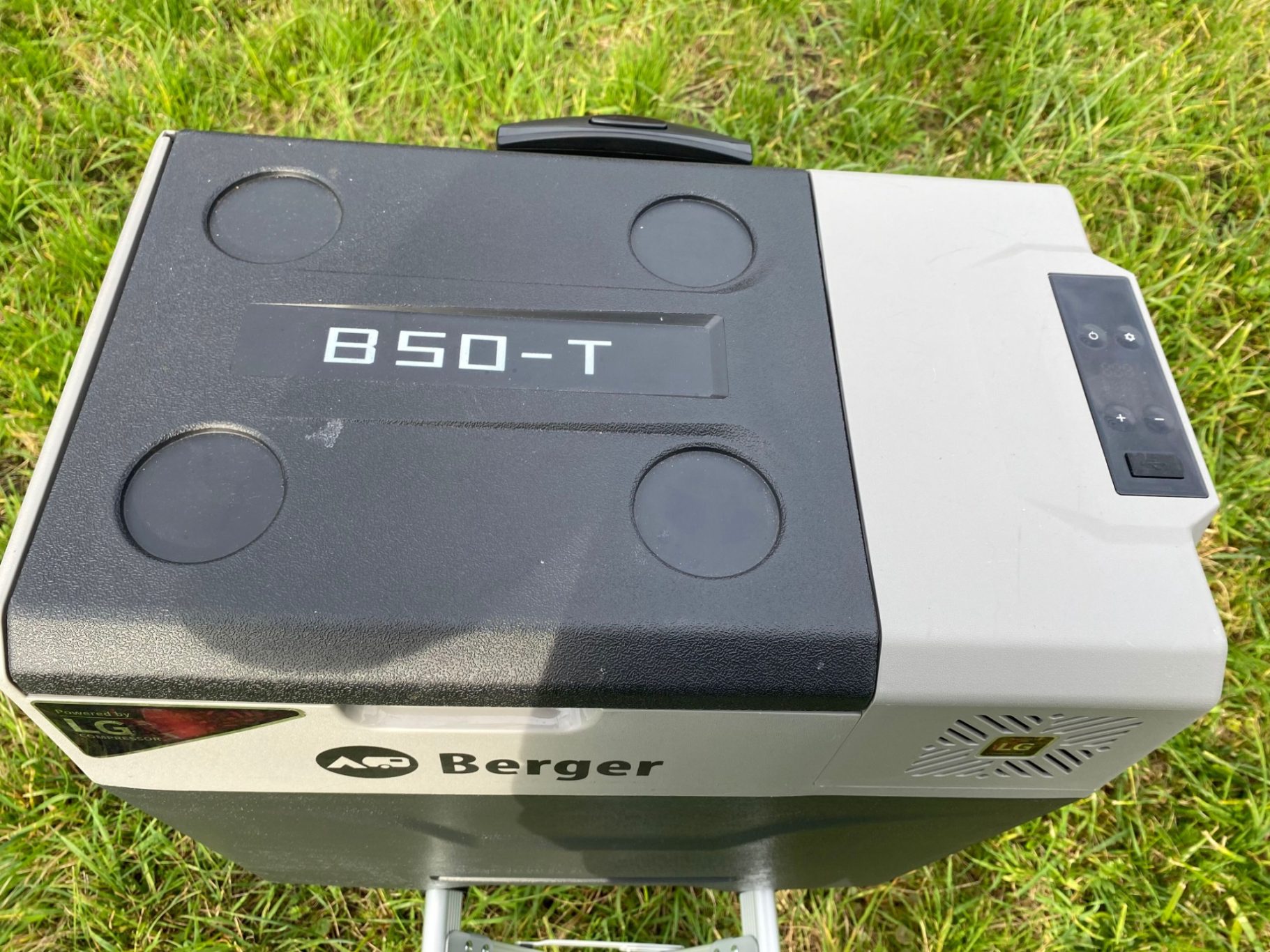 Fritz Berger Kühlbox Tragbare Kühlbox mit Henkel und Bedienfeld, Modell BSO-T, auf Gras platziert.