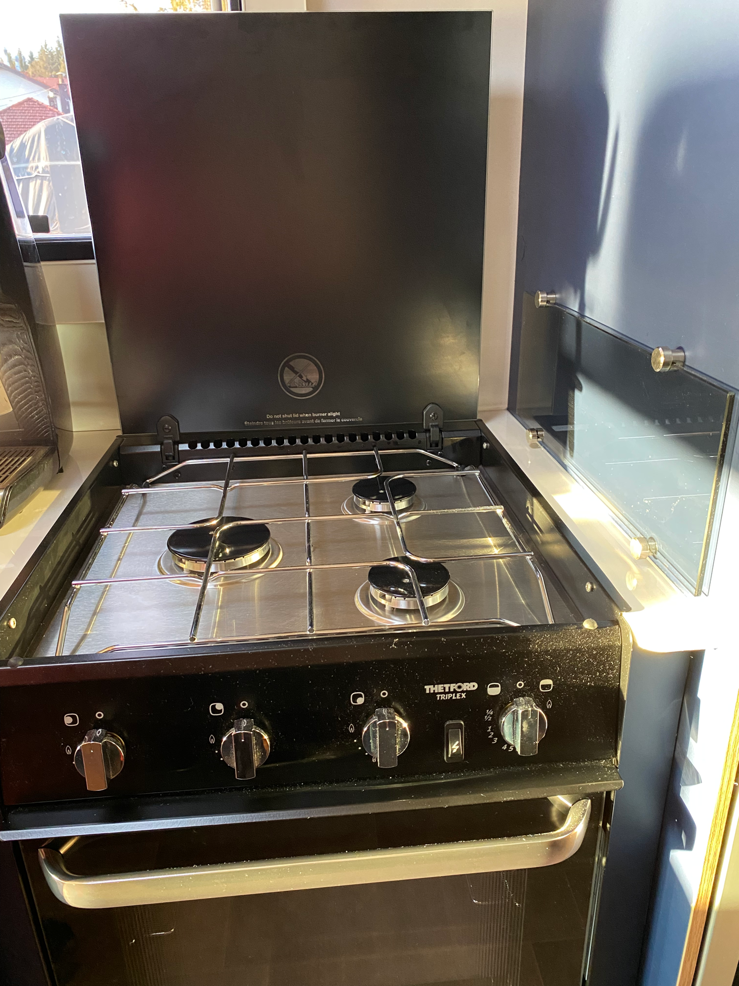 Herd mit 3 Gaskochstellen Kochfeld mit vier Gasbrennern und einem oberen Klappdeckel.