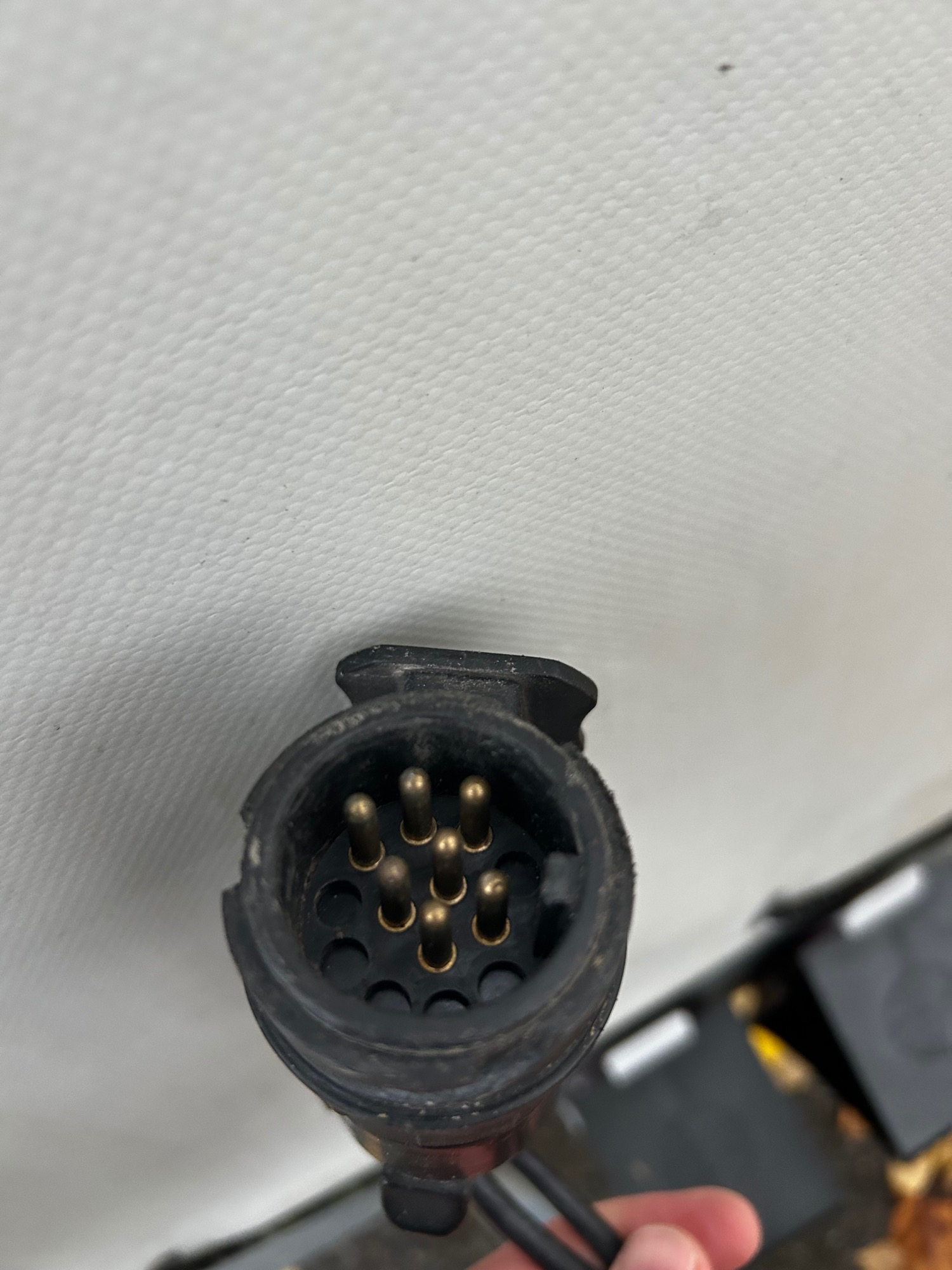 Stecker (Adapter) Stecker mit mehreren metallischen Pins für elektrische Verbindung.