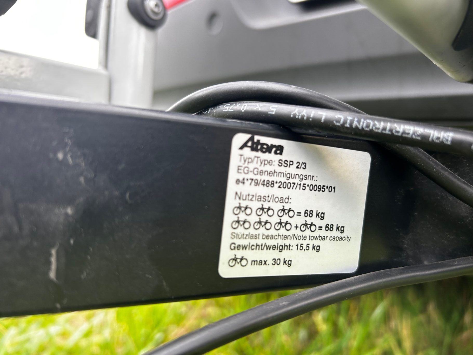 Technische Daten Typenschild mit technischen Daten und Spezifikationen eines Geräts im Freien.