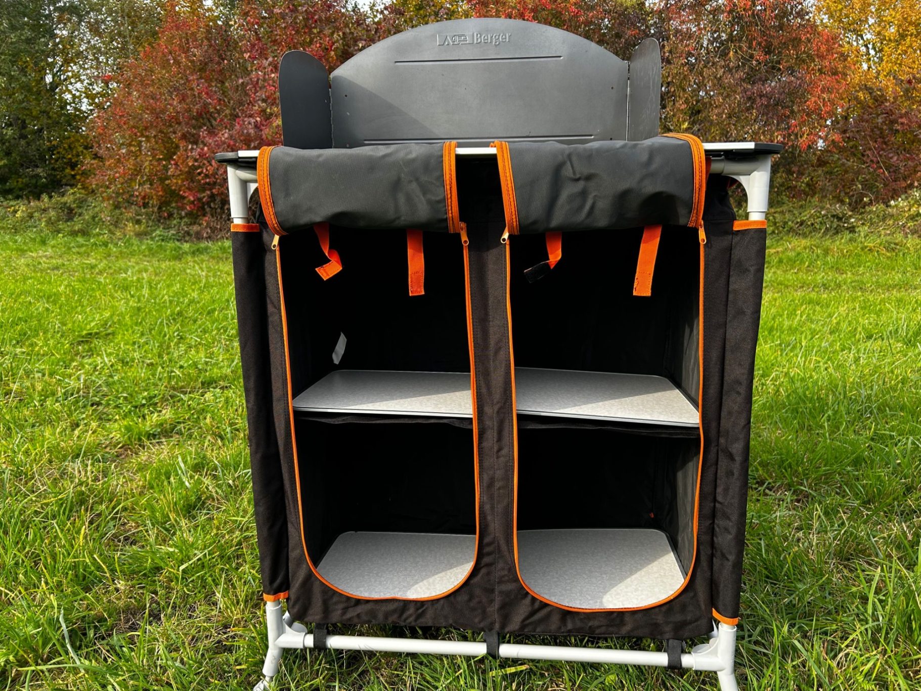 Fritz Berger Campingküche Schwarzer Aufbewahrungsschrank mit orangefarbenen Akzenten und zwei Regalfächern.