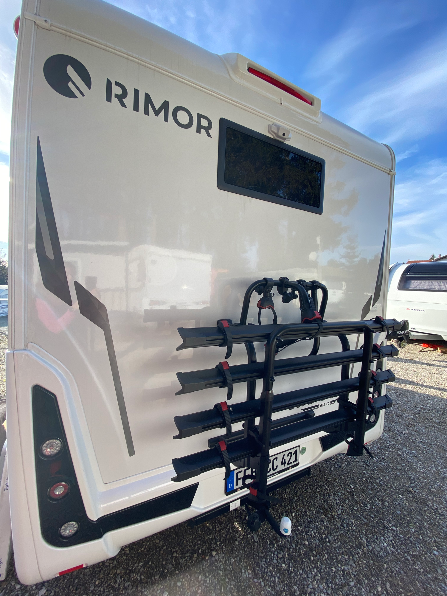 Fahrradträger für bis zu 4 Räder und 60kg Auf der Rückseite eines Wohnmobils ist eine Fahrradträgerbefestigung sichtbar.