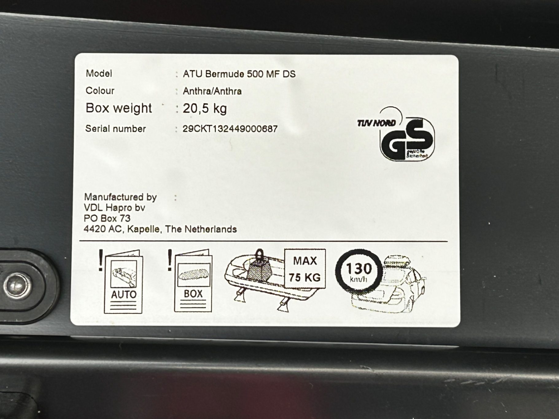 Technische Daten A Spezifikationsetikett mit Gewicht und Sicherheitsinformationen für ein Gerät.