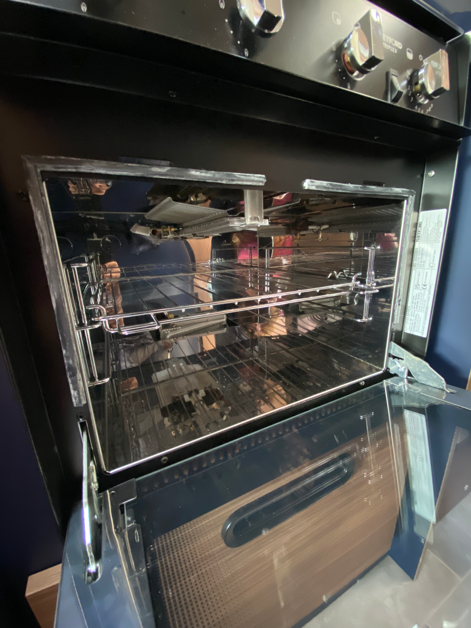 Sogar ein Backofen ist dabei Ein offener Elektro-Backofen mit Glasfront und verstellbaren Regalen.